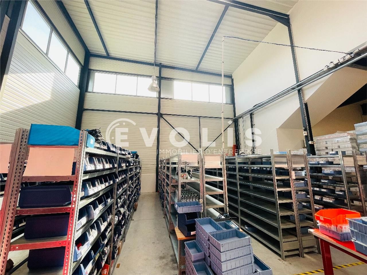 Situé à proximité des axes autoroutiers N104 et A