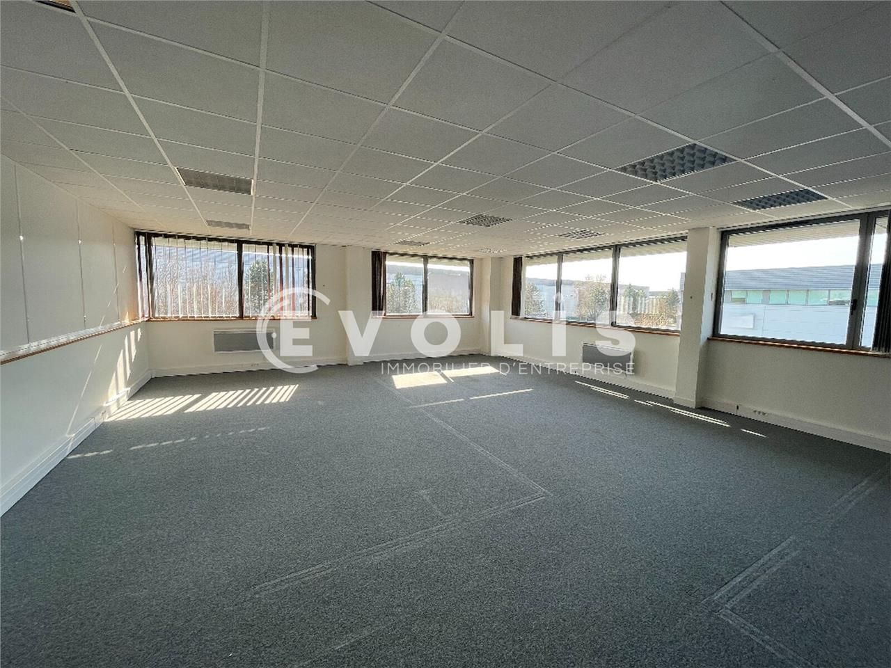 Situé à proximité des axes autoroutiers N104 et A