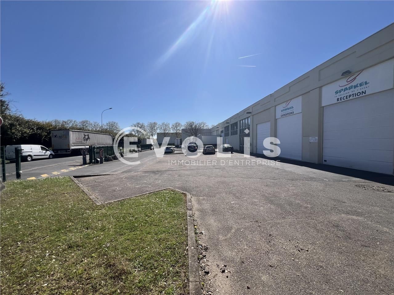 Situé dans une zone d'activité en plein essor, à 