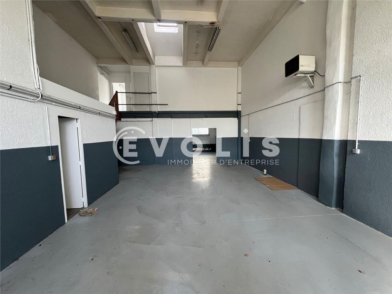 Situé idéalement à proximité immédiate des autoro