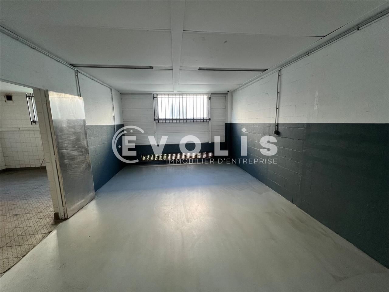 Situé idéalement à proximité immédiate des autoro