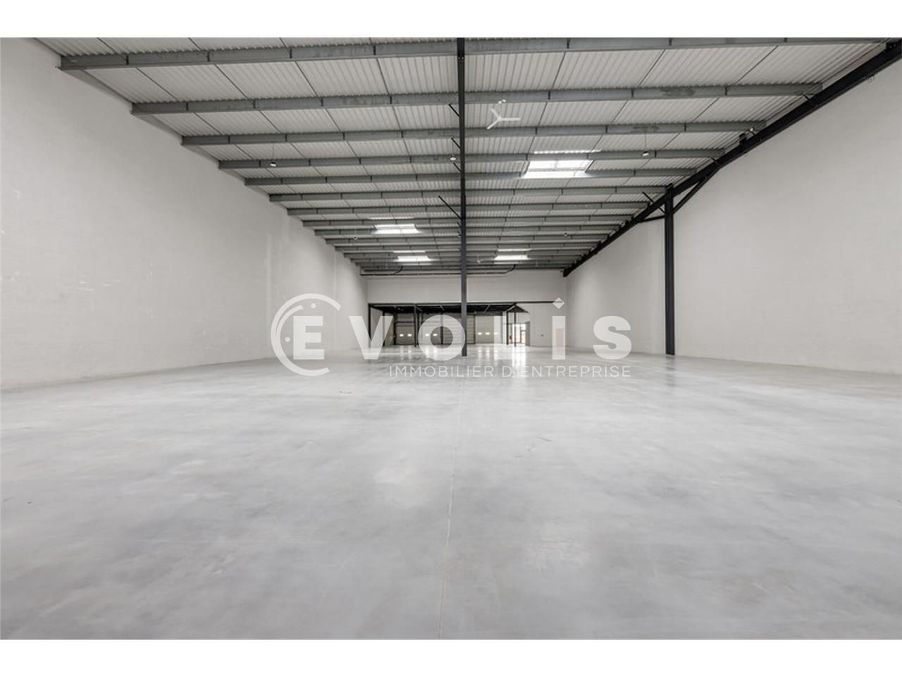 A proximité immédiate de la Francilienne N104 et 