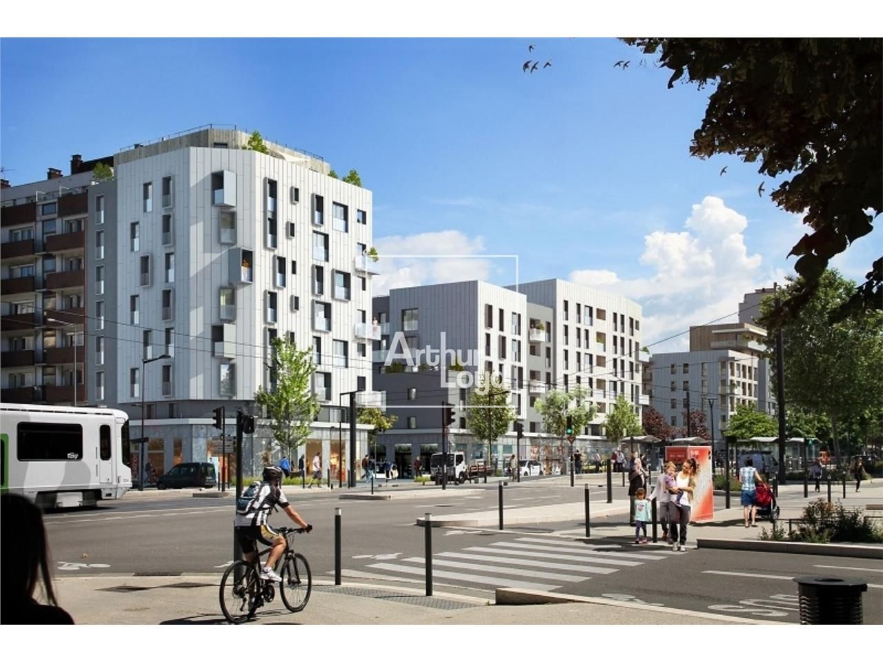 A Grenoble, cours de la Libération, au pied du tr