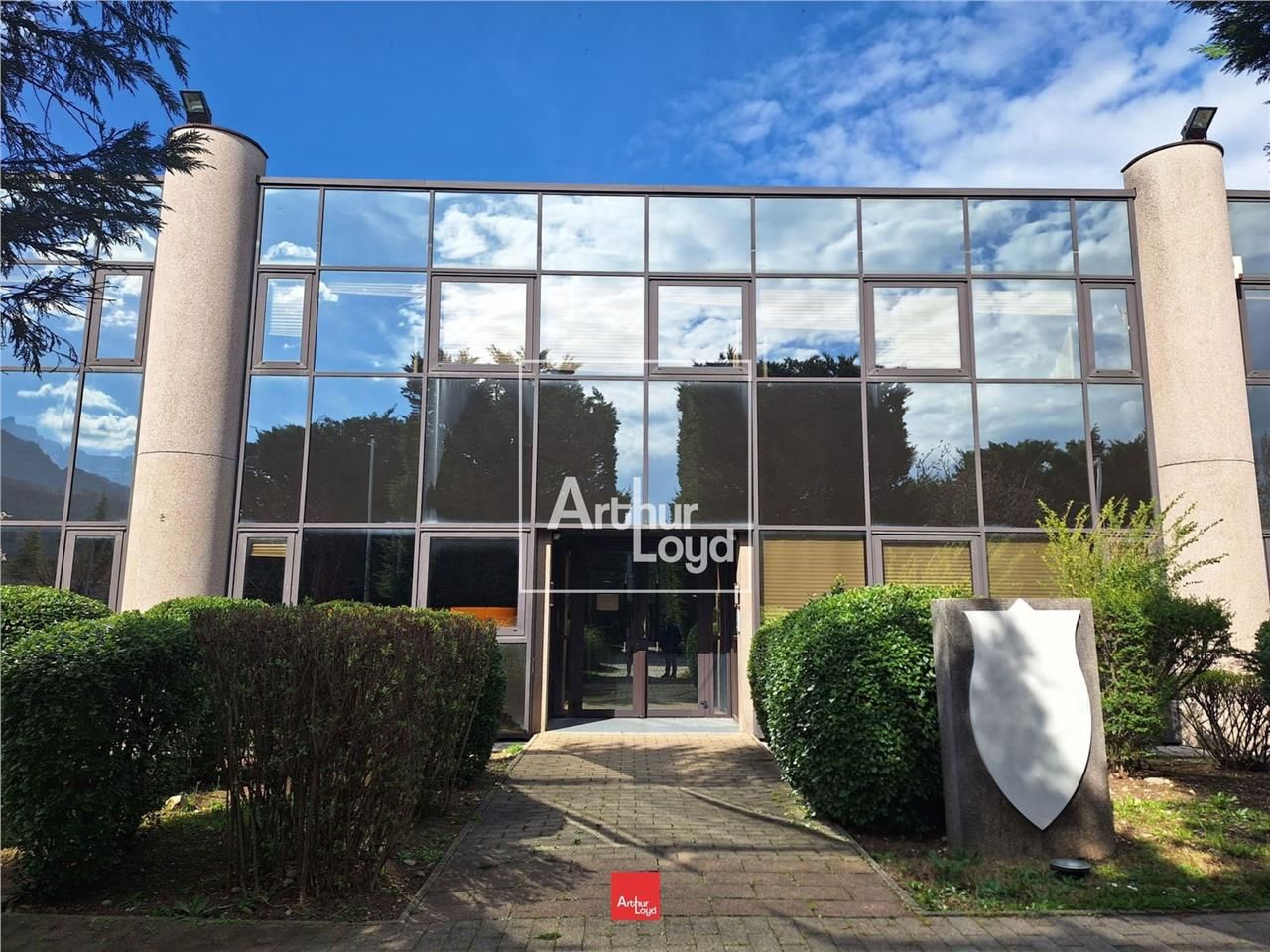 Situé dans la zone de la Tuilerie, ce bâtiment in