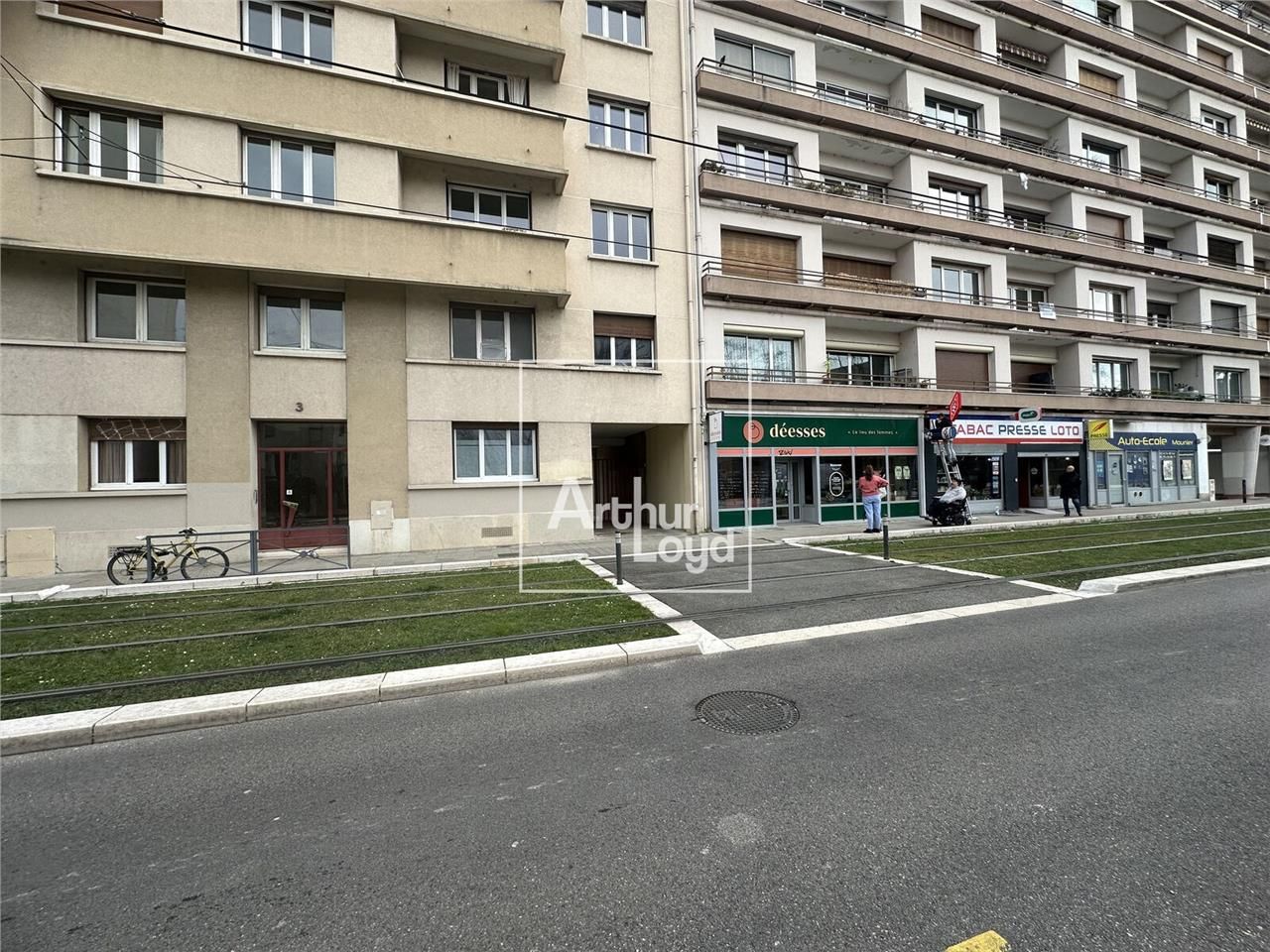 Arthur Loyd Grenoble vous propose un local commer