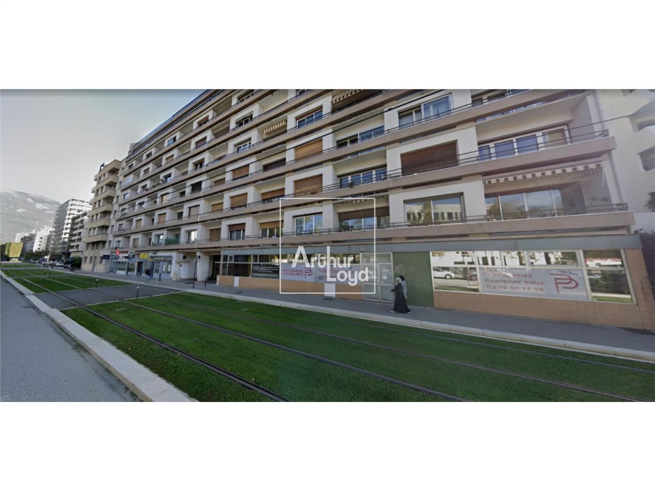 Au rez-de-chaussée d'un immeuble d'habitation, AR