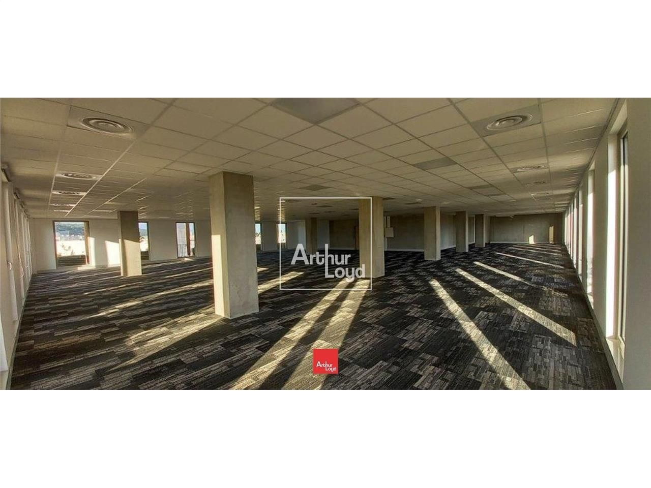 Dans un immeuble neuf à l'architecture soignée, l