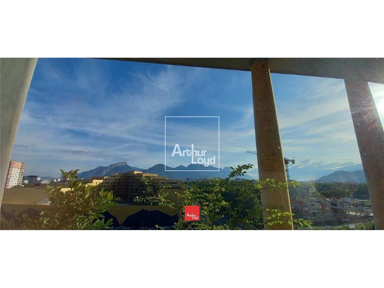 Dans un immeuble neuf à l'architecture soignée, l