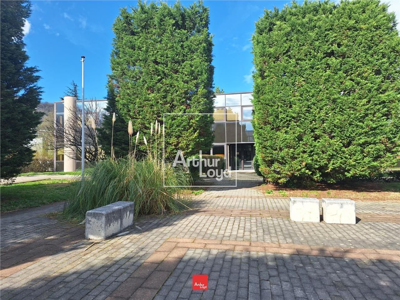 Situé dans la zone de la Tuilerie, ce bâtiment in
