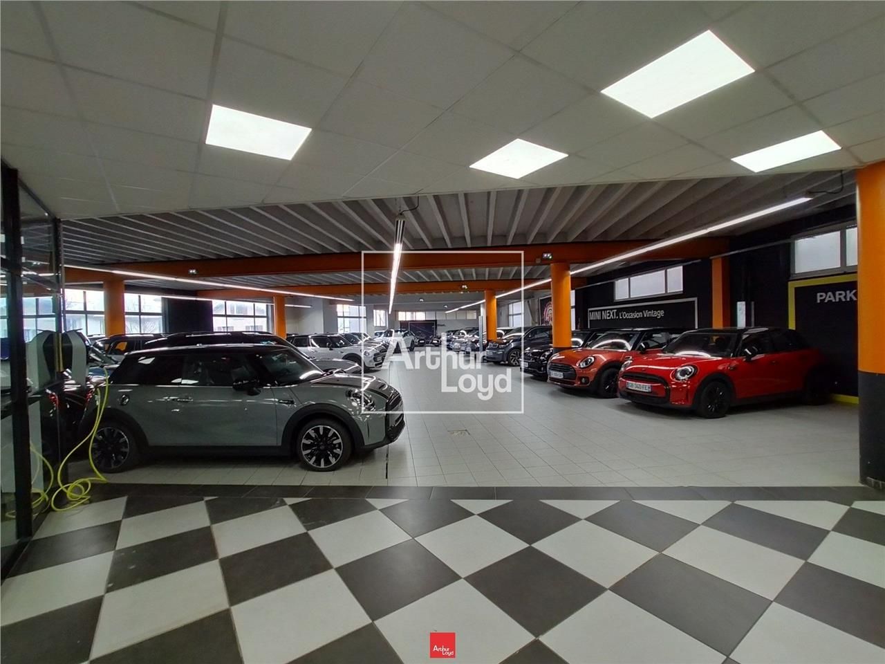 RARE local commercial de 1950 m² à louer au centr