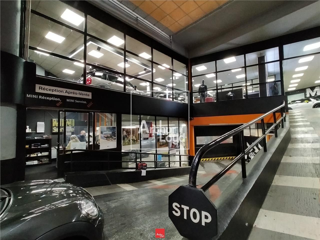 RARE local commercial de 1950 m² à louer au centr