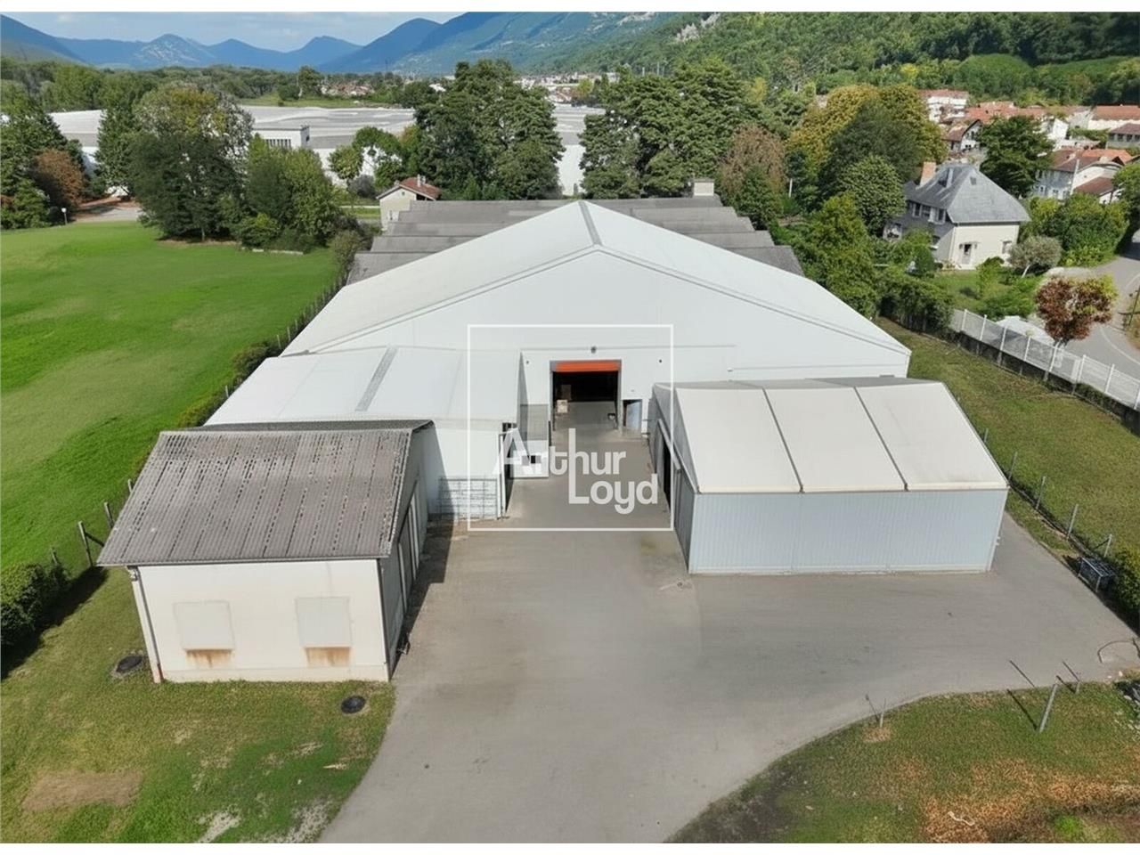 Bâtiment indépendant de 3220 m2 environ, à usage 