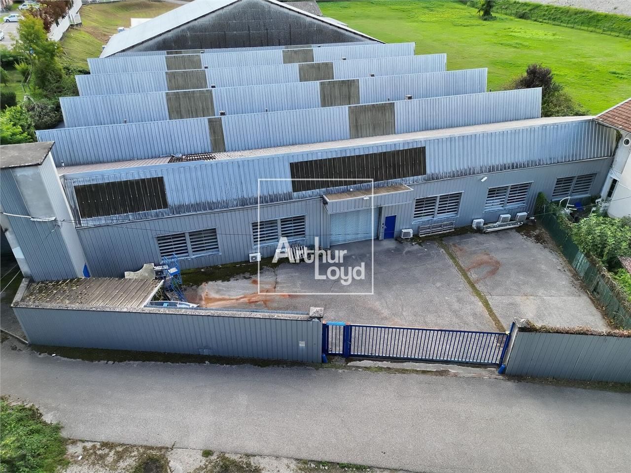 Bâtiment indépendant de 3220 m2 environ, à usage 