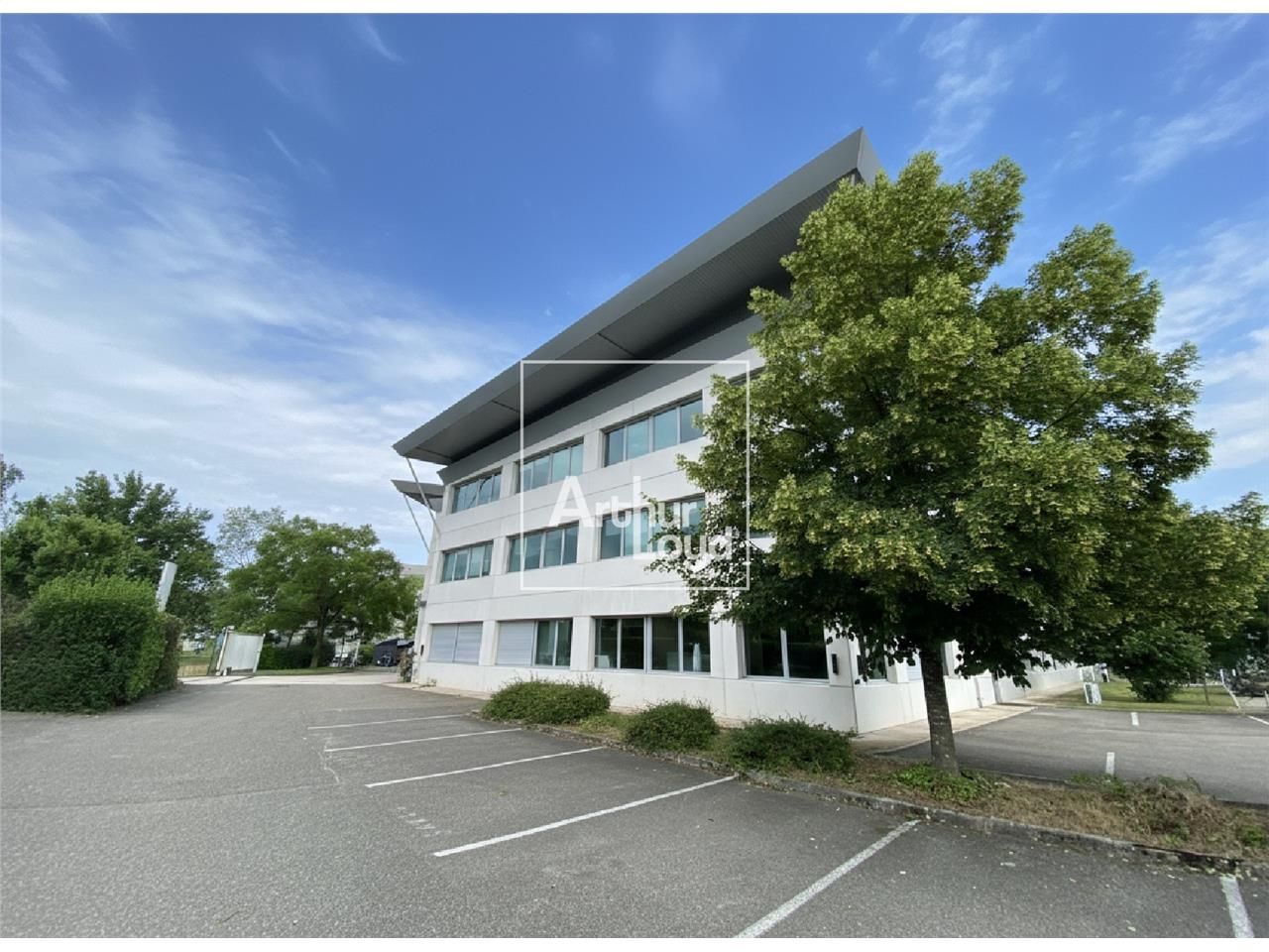 Arthur Loyd vous propose à la location deux plate