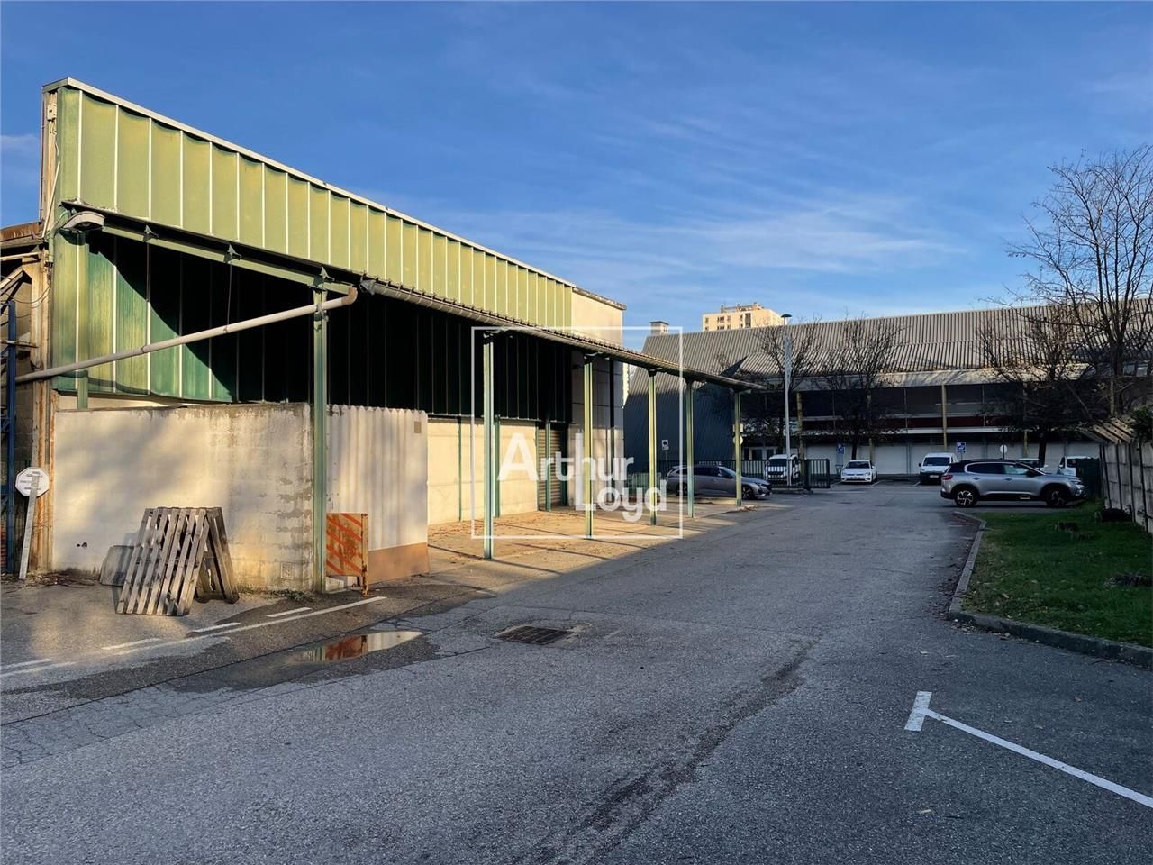 Au sein d'un bâtiment industriel, ARTHUR LOYD vou