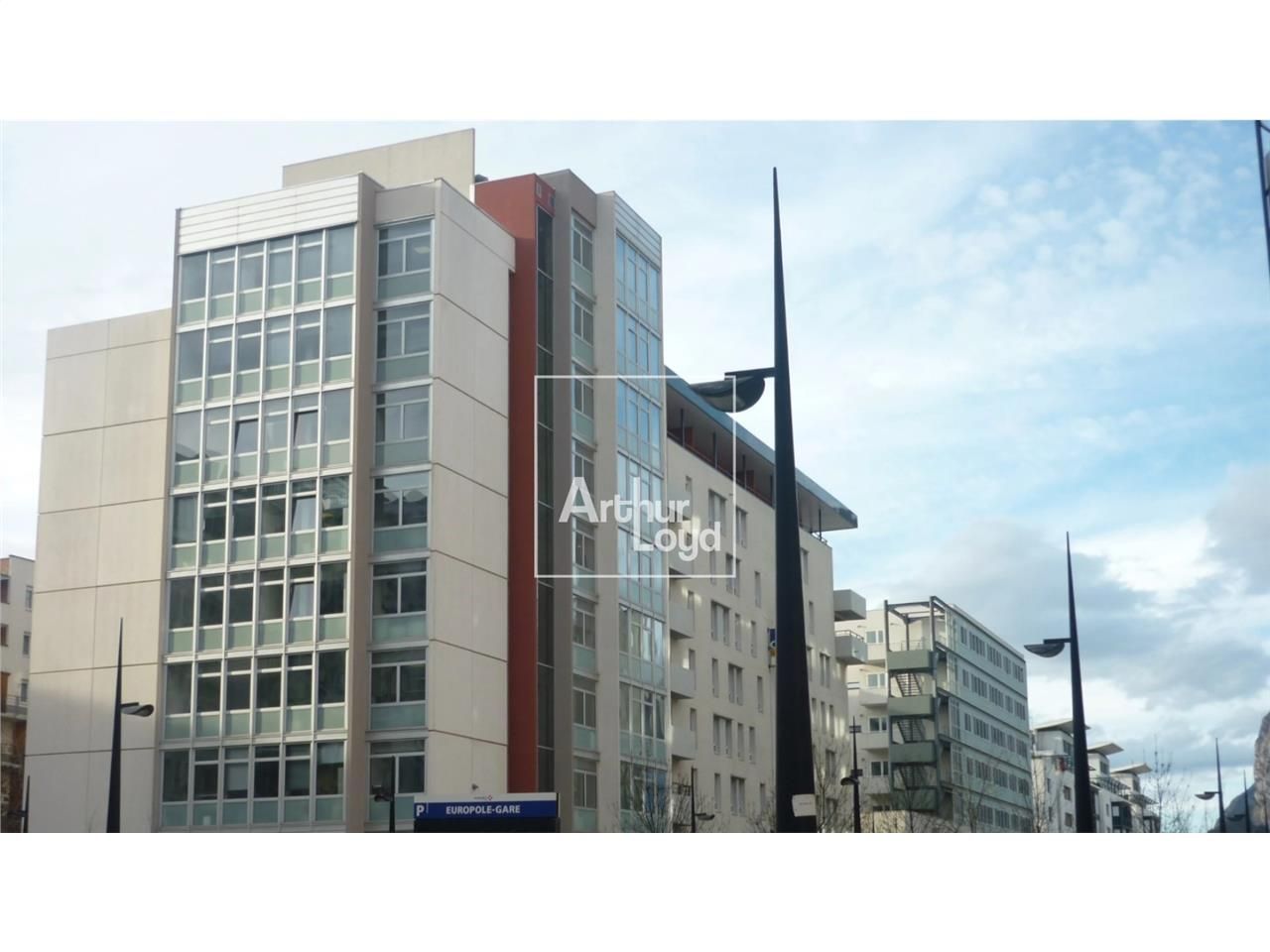 Située en plein centre du quartier Europole, à pr