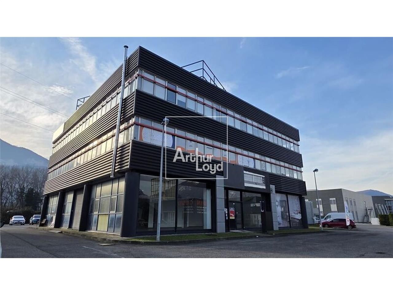 Situé au coeur de la zone commerciale de Saint-Ég