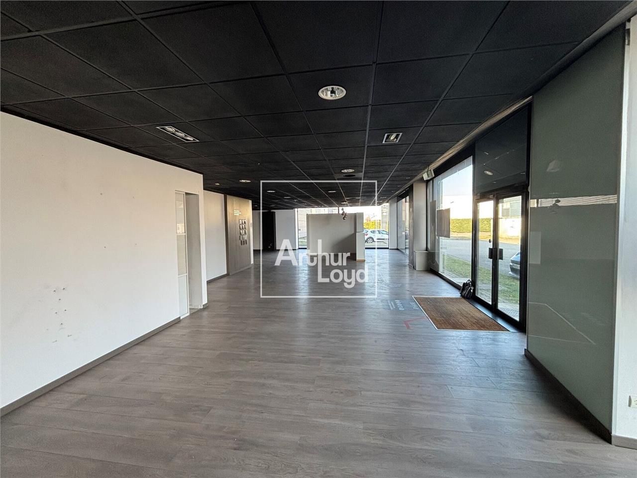 Situé au coeur de la zone commerciale de Saint-Ég