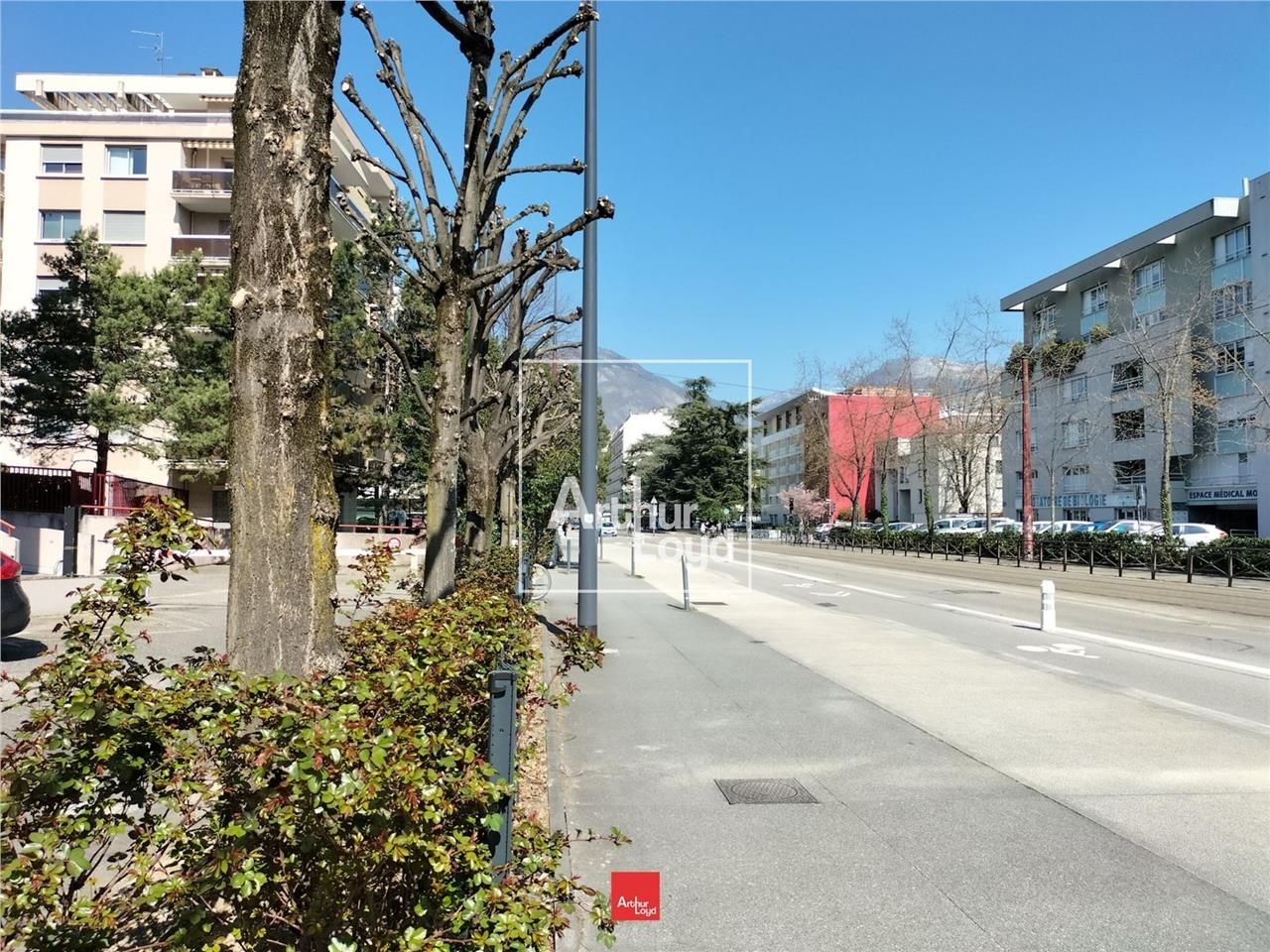 À Grenoble, à proximité du tramway