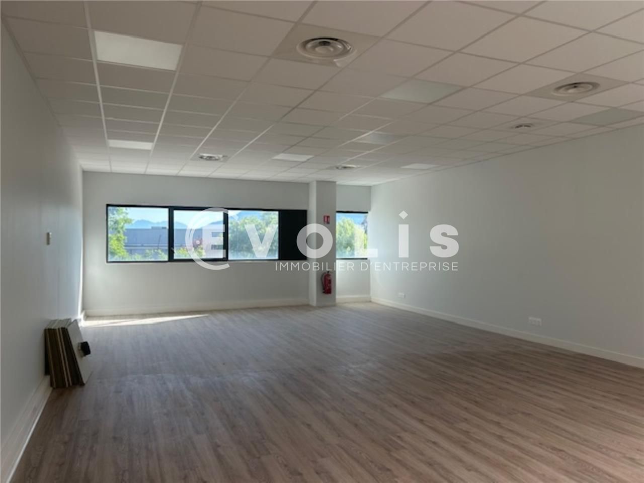 Locaux neufs avec bureaux aménagés et climatisés.