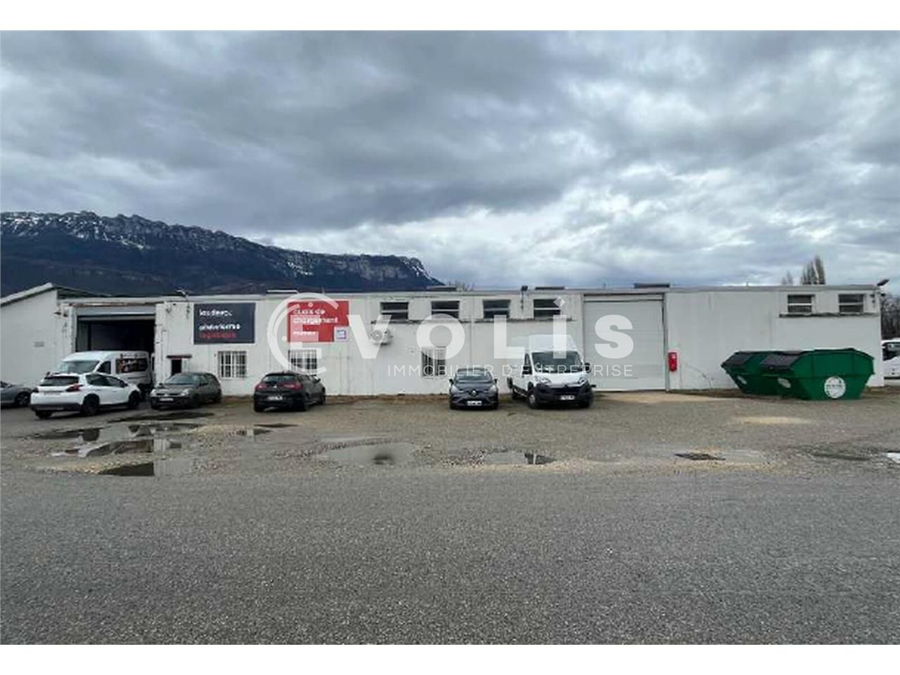 Locaux à usage d'entrepôt et stockage dans une zo