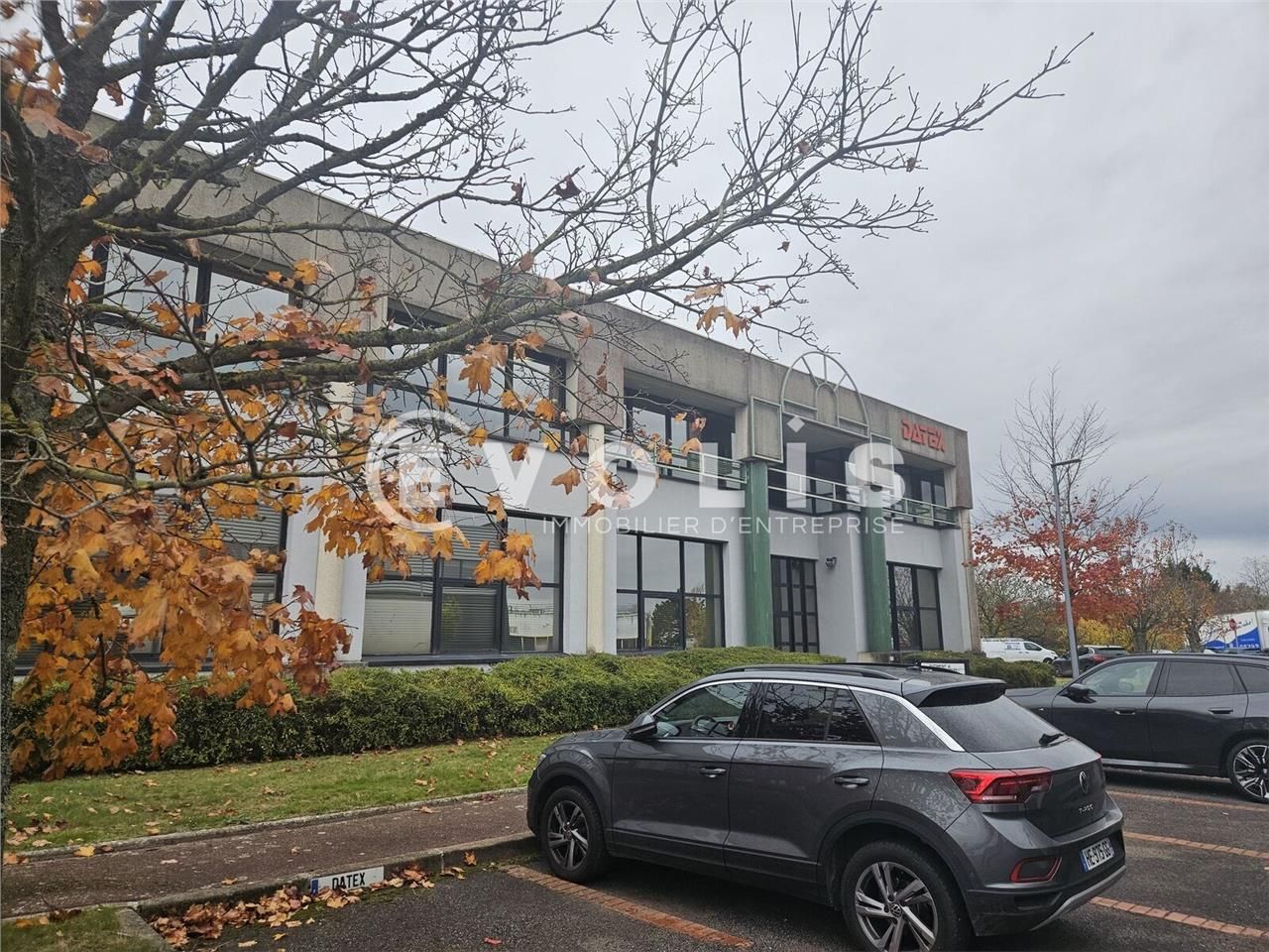 A proximité directe de l'autoroute A10 , des nati