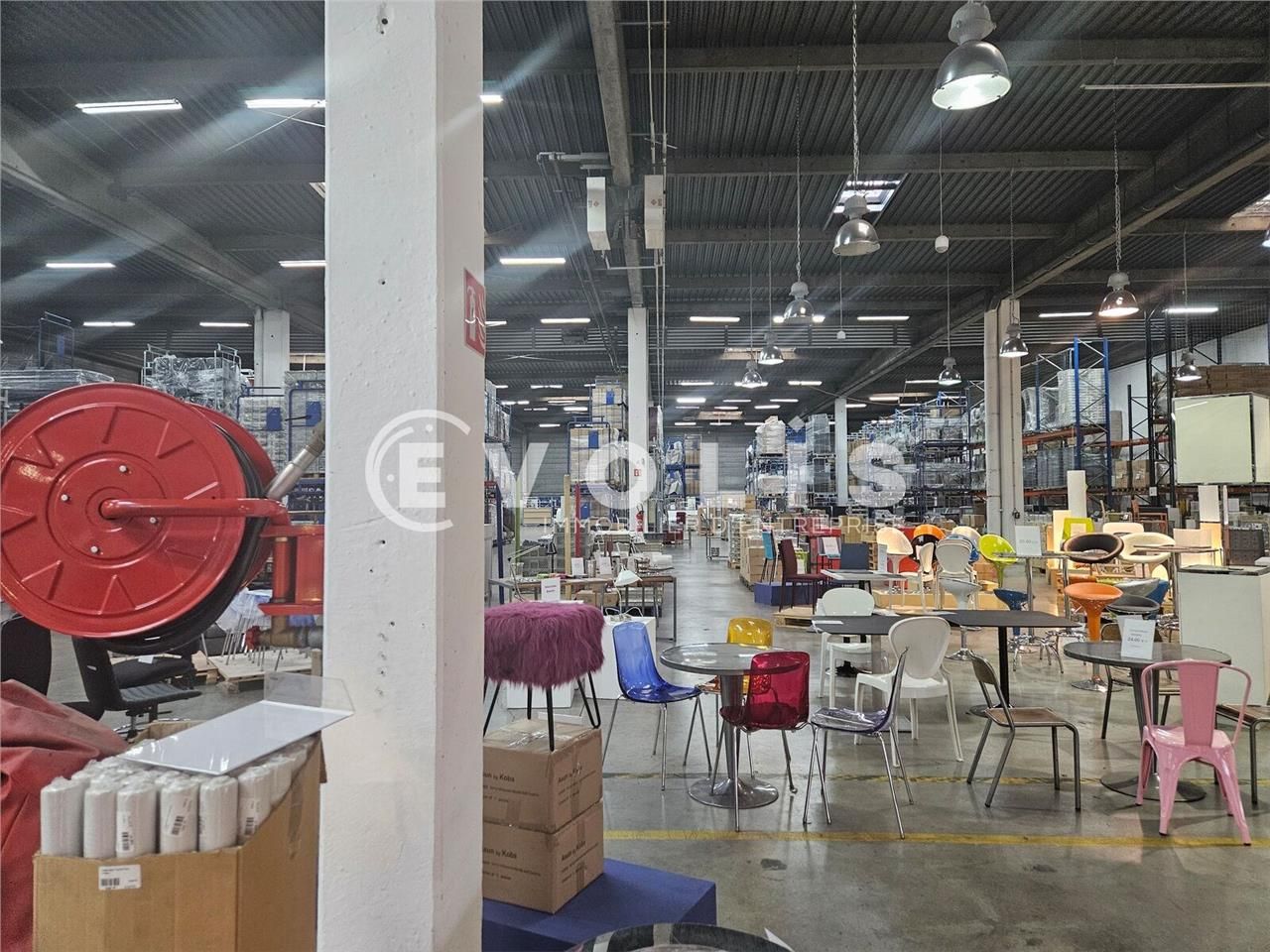 Idéalement situé au coeur du noeud routier A6/A10