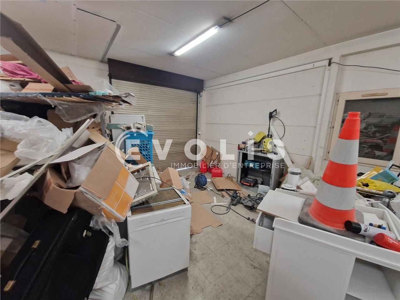 Locaux d'activité de 228 m² non divisibles à loue