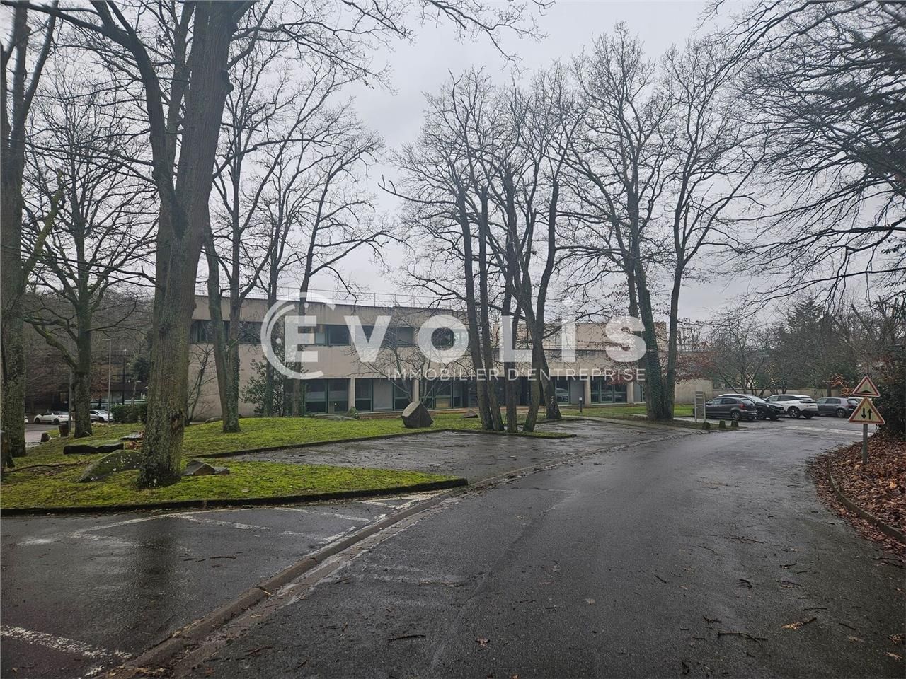 A proximité immédiate de la nationale 118, de l'a