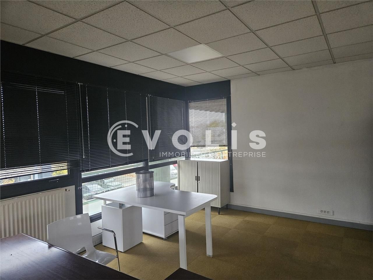 A proximité directe de l'autoroute A10 , des nati