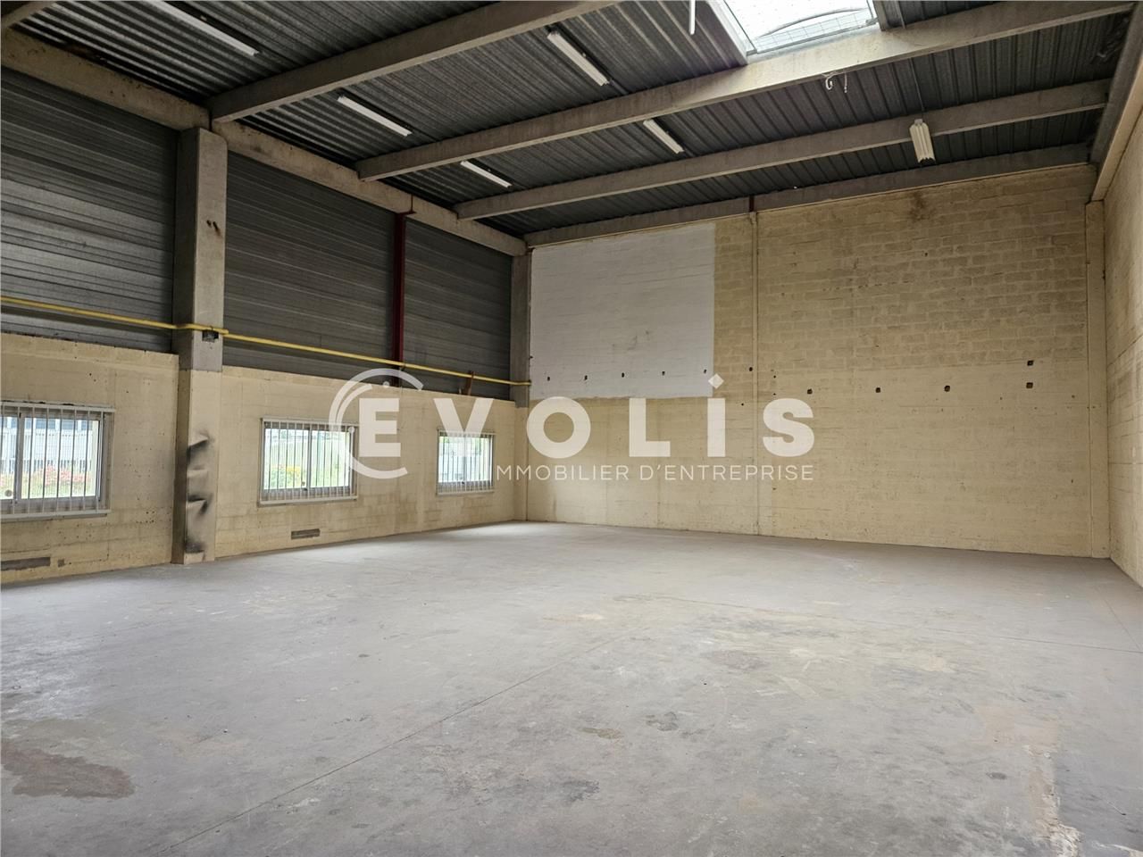 Locaux d'activité de 352 m² non divisibles à loue