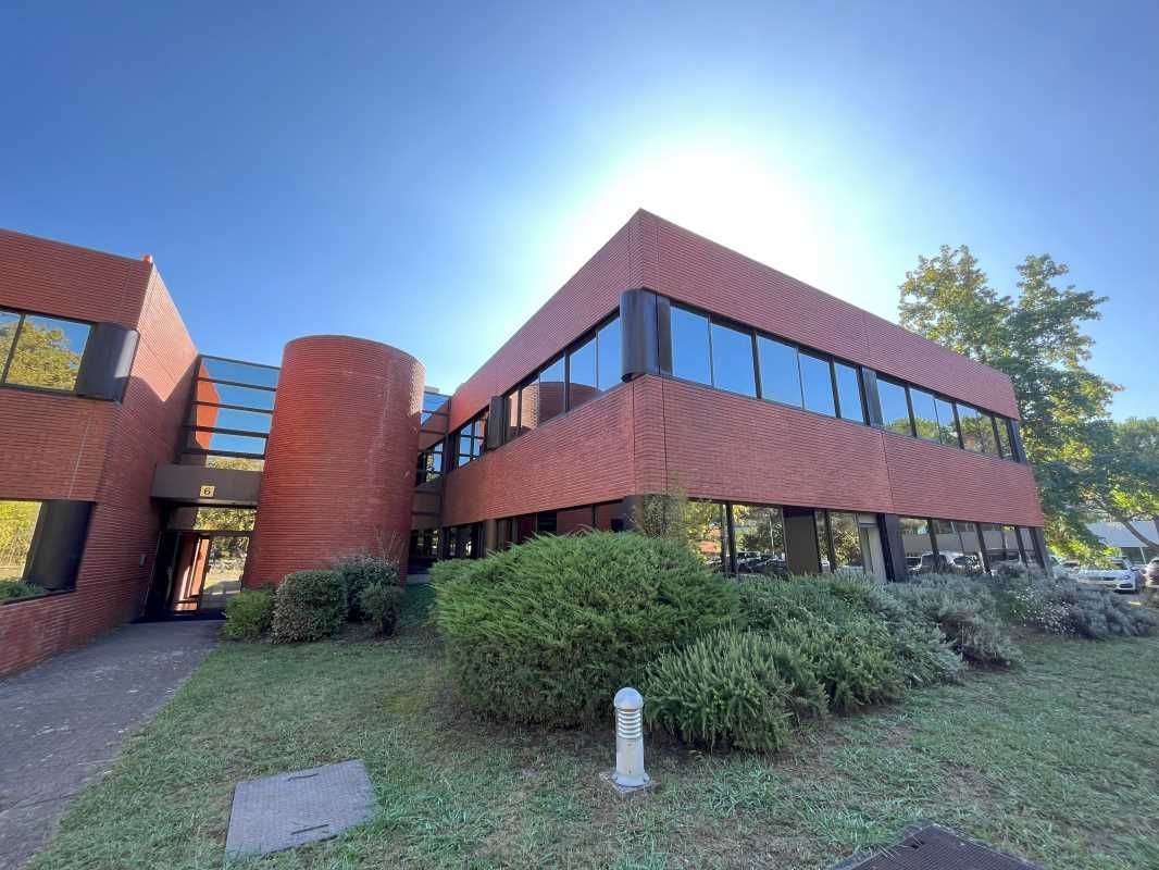 A louer au sein d'un joli parc tertiaire sécurisé