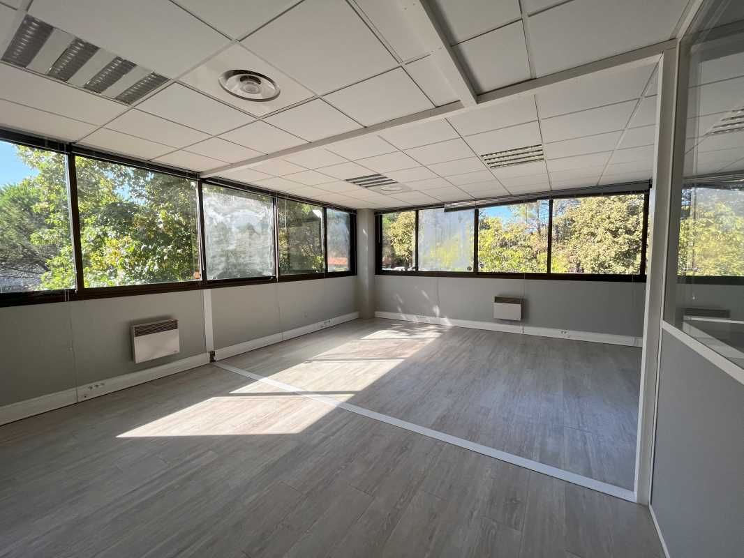 A louer au sein d'un joli parc tertiaire sécurisé