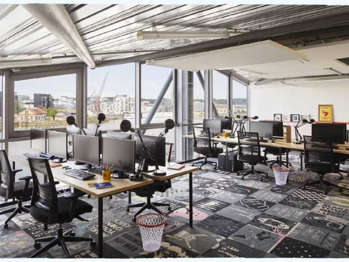 Quelques bureaux ou postes de travail disponibles