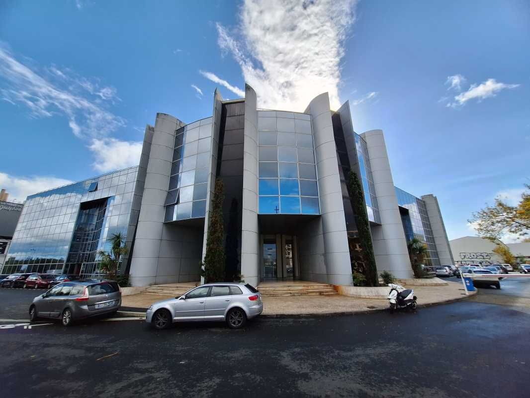 Au sein d'un immeuble de bureaux situé en bordure