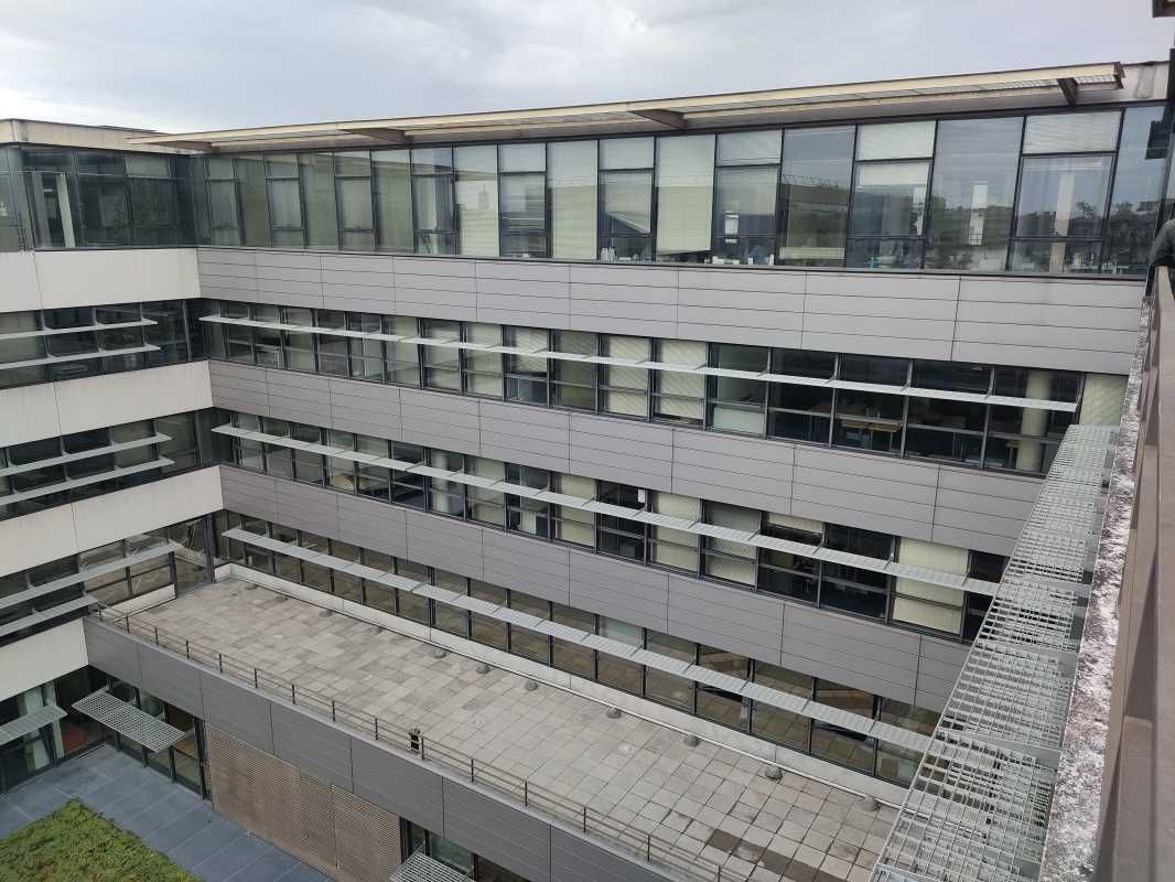 Au sein d'un ensemble immobilier de 8 190 m² situ