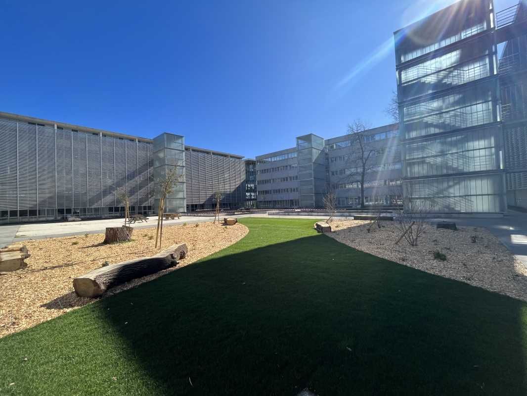 Au sein d'un immeuble de bureaux de bon standing 