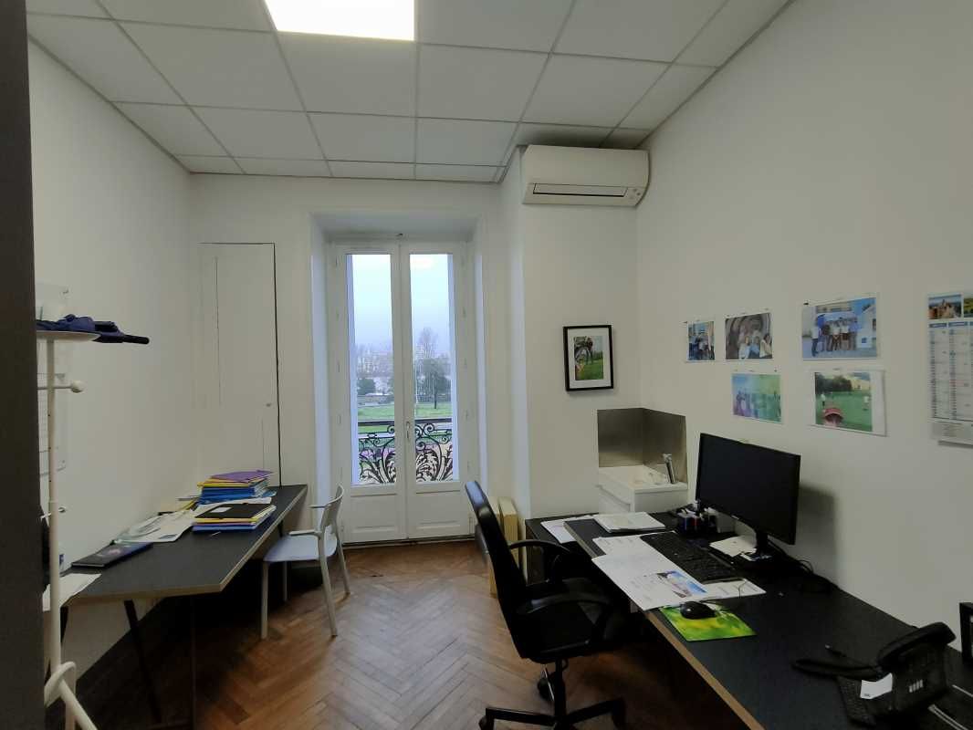 A proximité immédiate de la Gare Saint Jean, avec