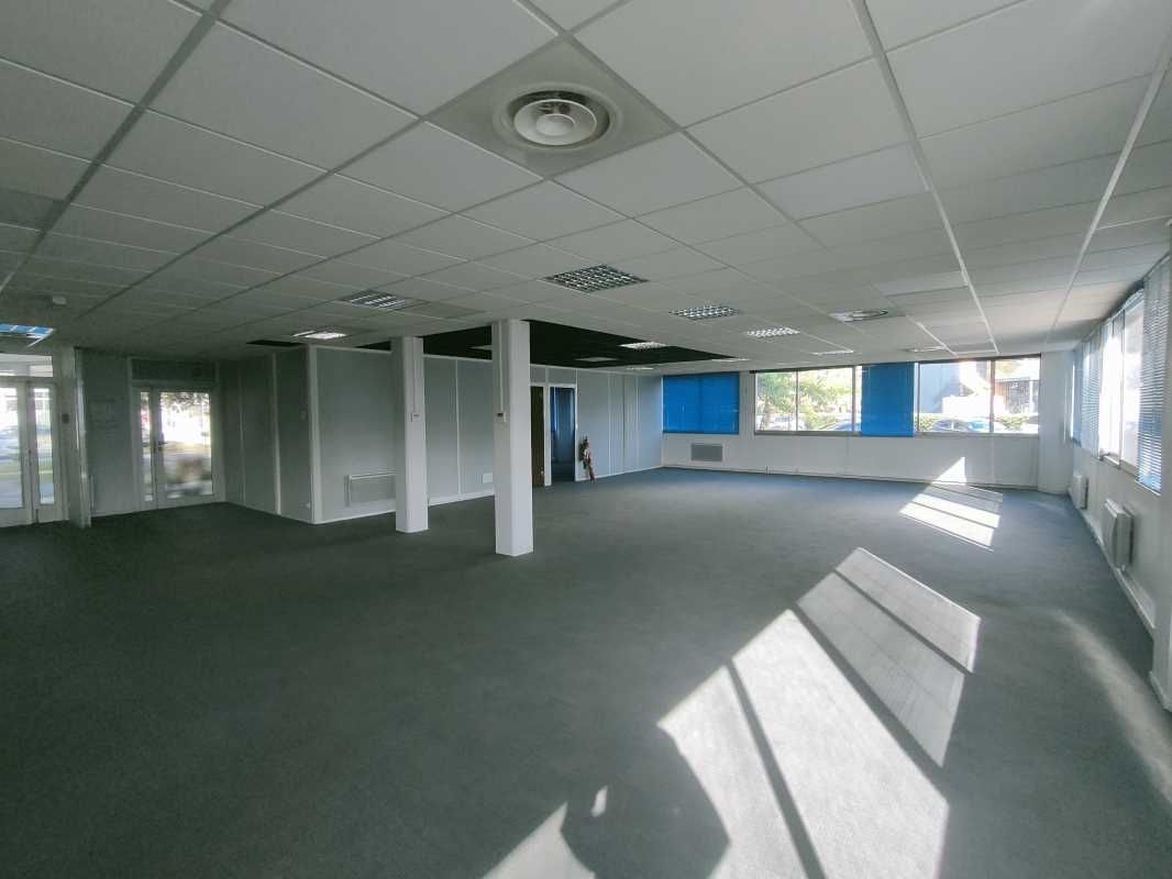 A proximité immédiate de l'aéroport , sortie roca