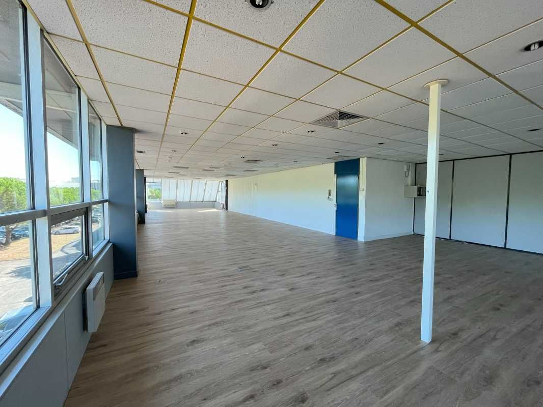 Au sein d'un joli parc tertiaire sécurisé et arbo