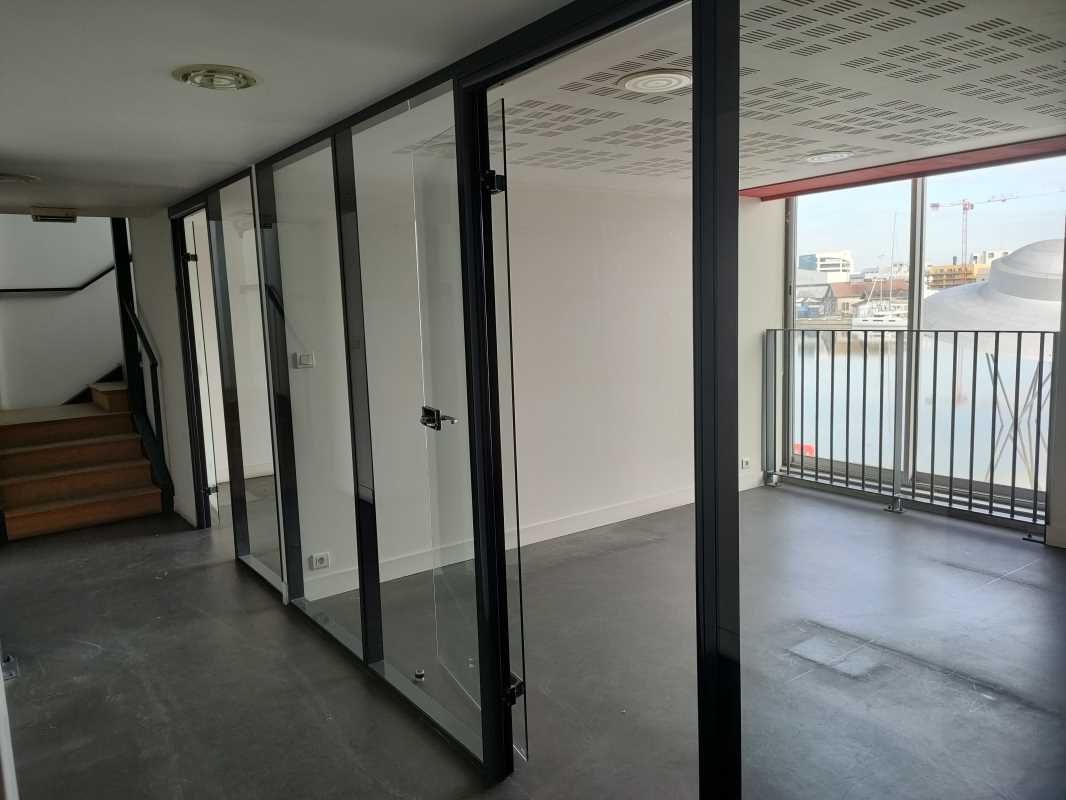 Face aux Bassins à Flot, à 200 m du Tram B arrêt 