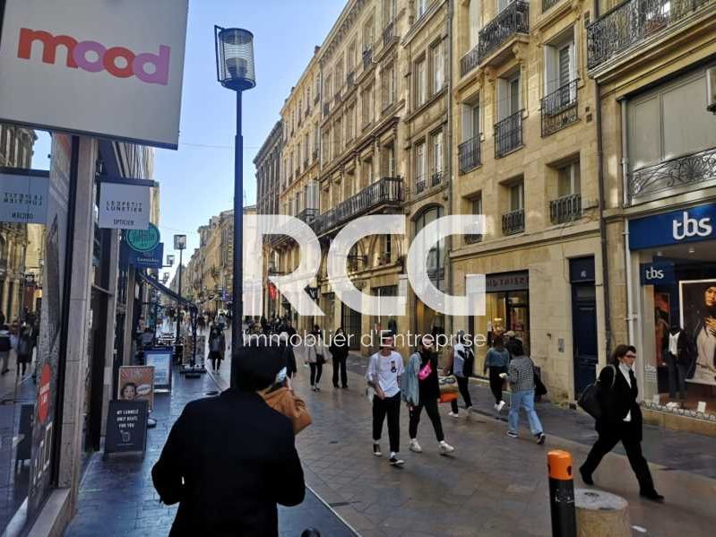 A Bordeaux, dans la rue Sainte Catherine, entre l