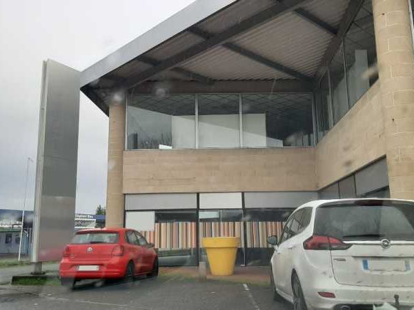 A louer, local commercial de 1100 m² à Mérignac d