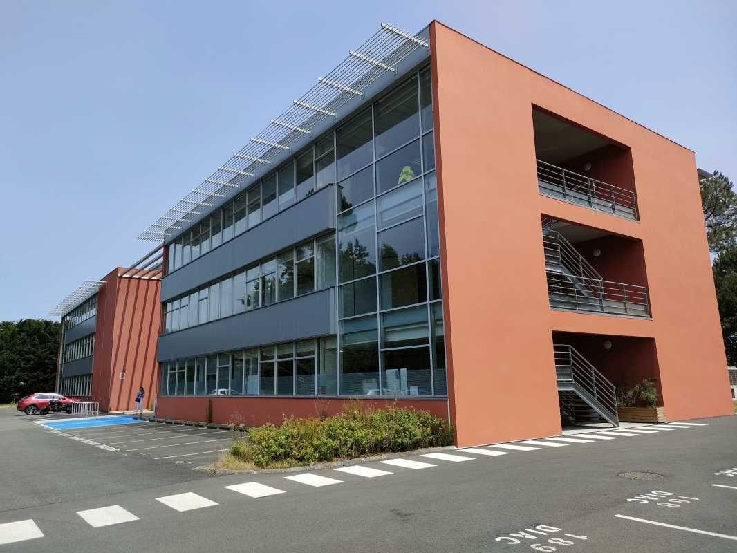 Au sein d'un parc tertiaire récent à Canéjan situ