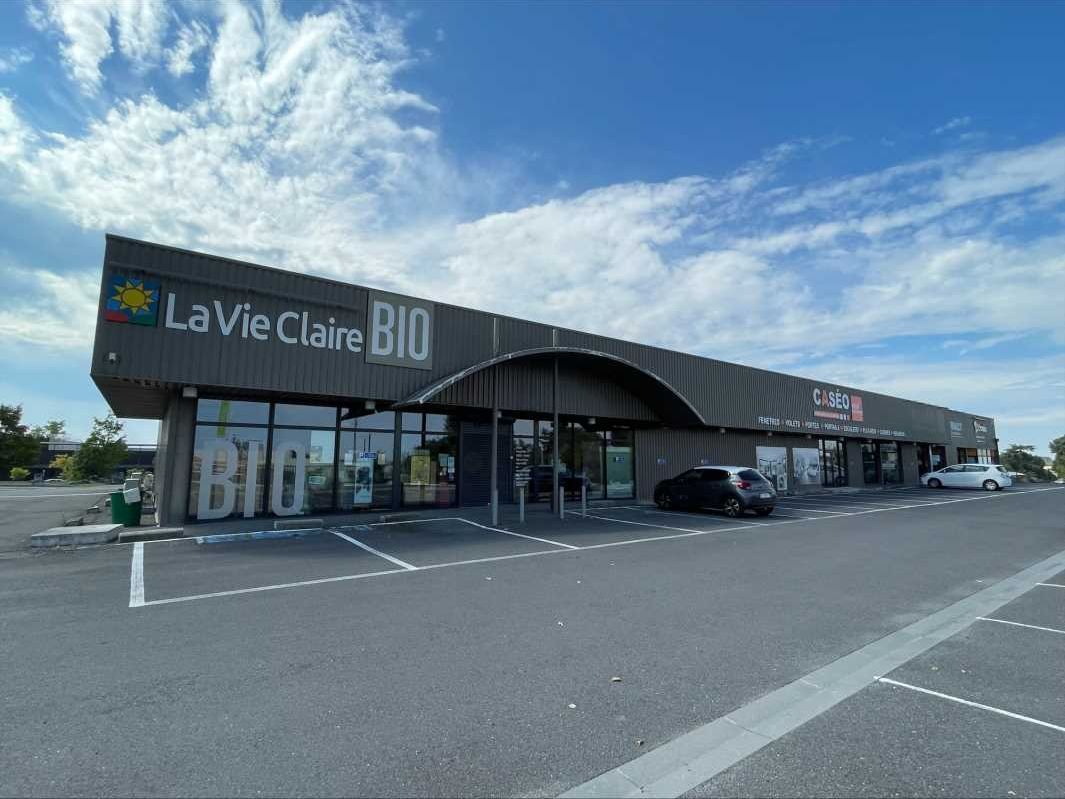 Au sein de la zone commerciale d'Intermarché, sur