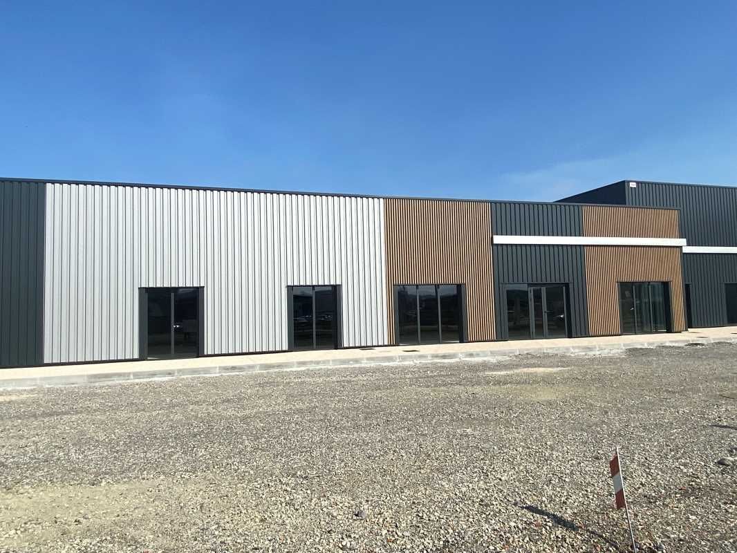 A Lescar, sur l'artère principale de la zone comm