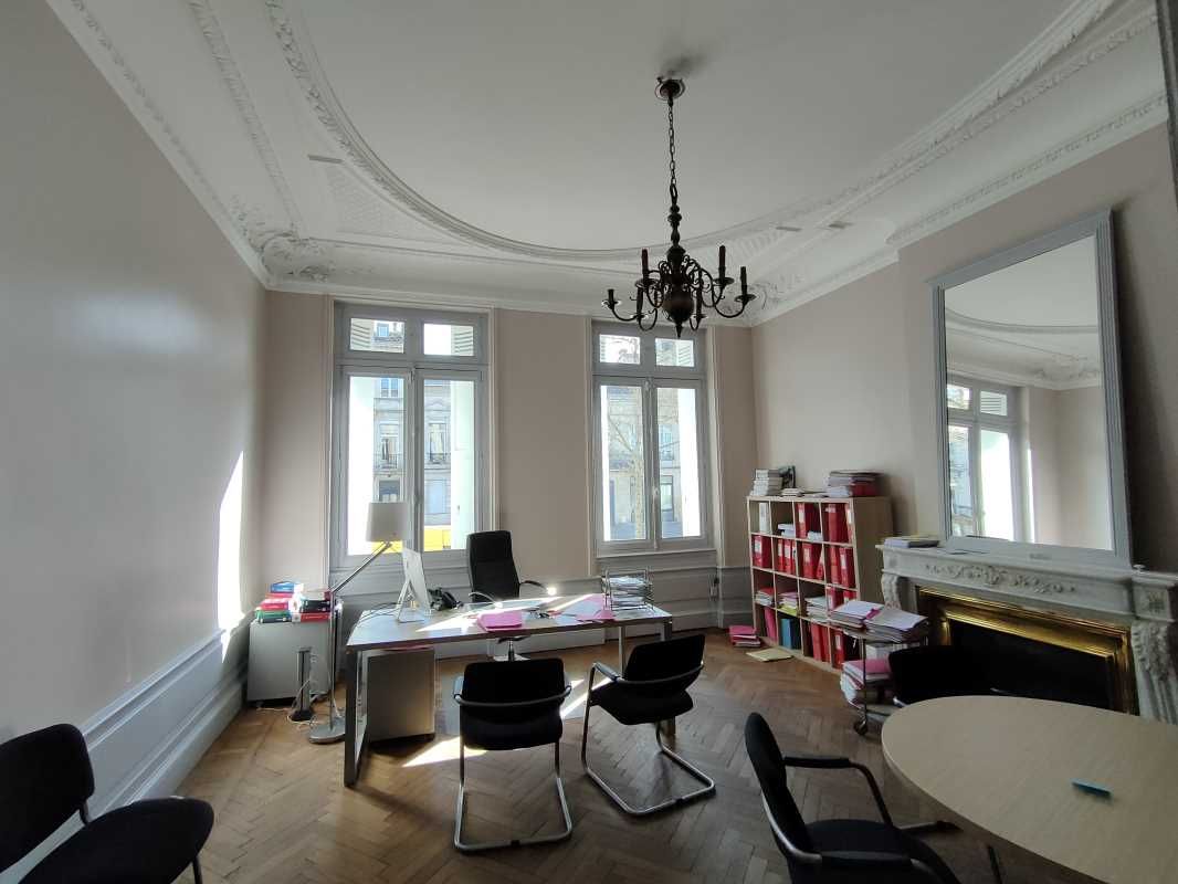 Entre la place Paul Doumer et le Jardin Public, R