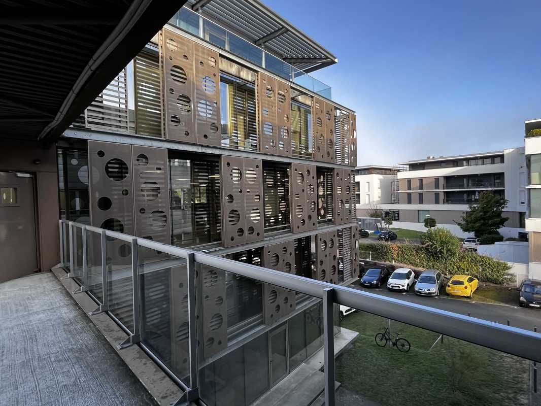 Au pied de la ligne de tram A au coeur de Mérigna