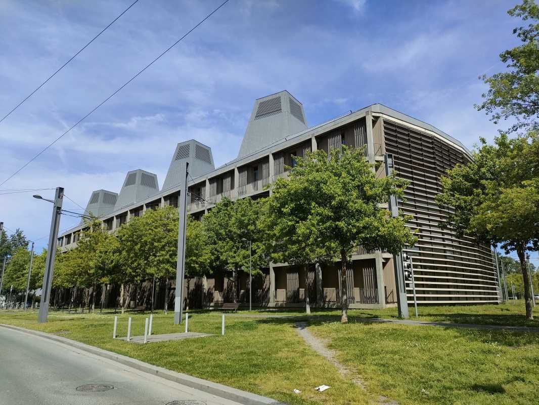 Secteur Bassins à Flot, au pied du tram B, dans u