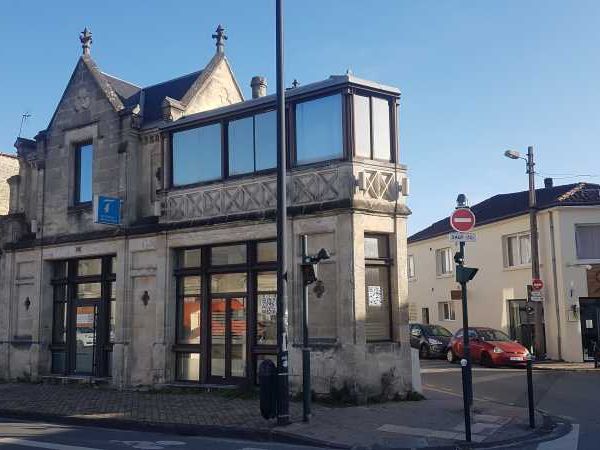 Sur les Boulevards à Bordeaux, en face de la Cité